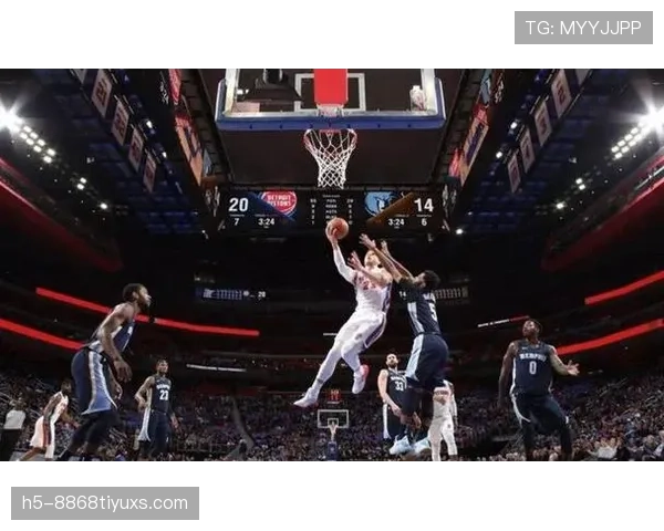 特雷·杨突破拉开空间提升球队关键时刻得分效率
